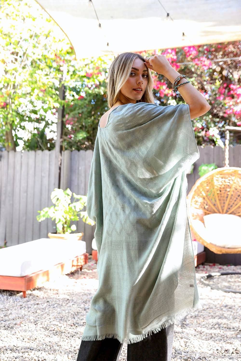 Kimono à bords effilochés brodés de diamants: Sauge