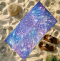 Serviette de plage mandala galaxie bleu mauve microfibre sur la plage