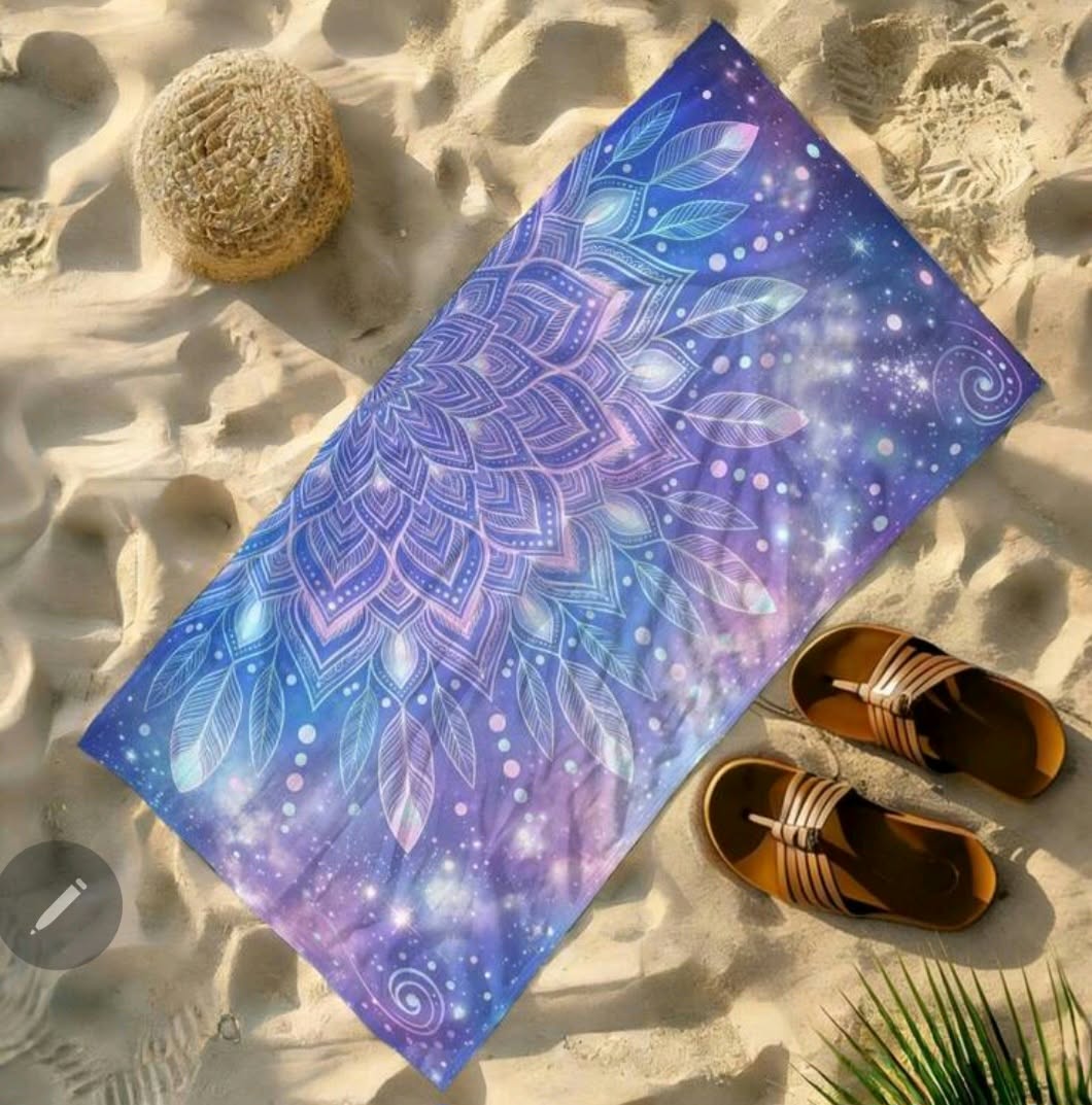 Serviette de plage mandala galaxie bleu mauve microfibre sur la plage