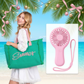 Combo Noël sous les palmiers : sac SUMMER vert et rose et ventilateur portable rose dans un décor de Noël tropical